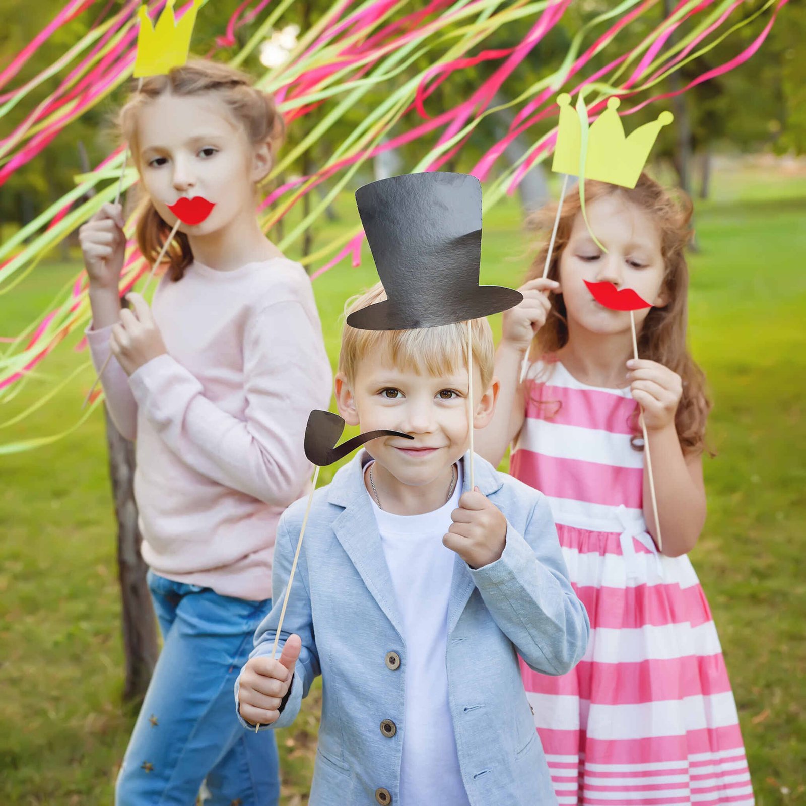 chlopiec-i-dwie-dziewczyny-pozuje-z-papierowymi-maskami-na-przyjeciu-urodzinowym_Easy-Resize.com